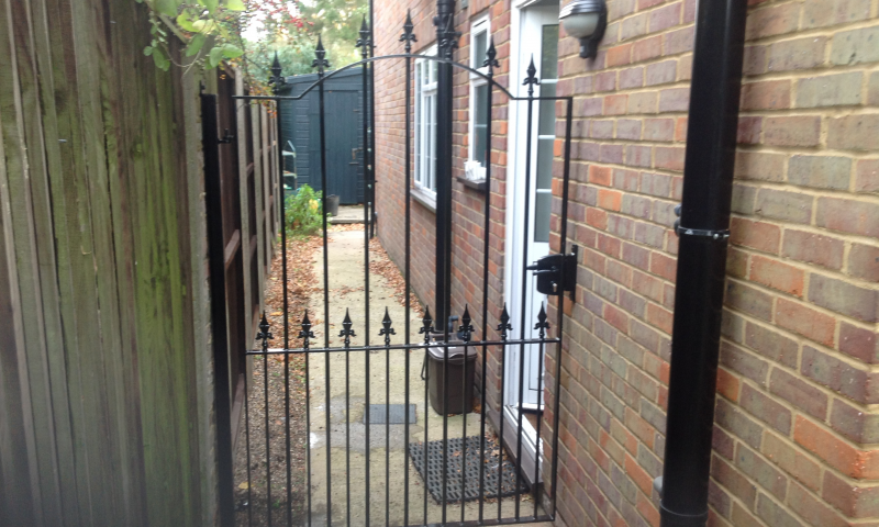 A metal side gate